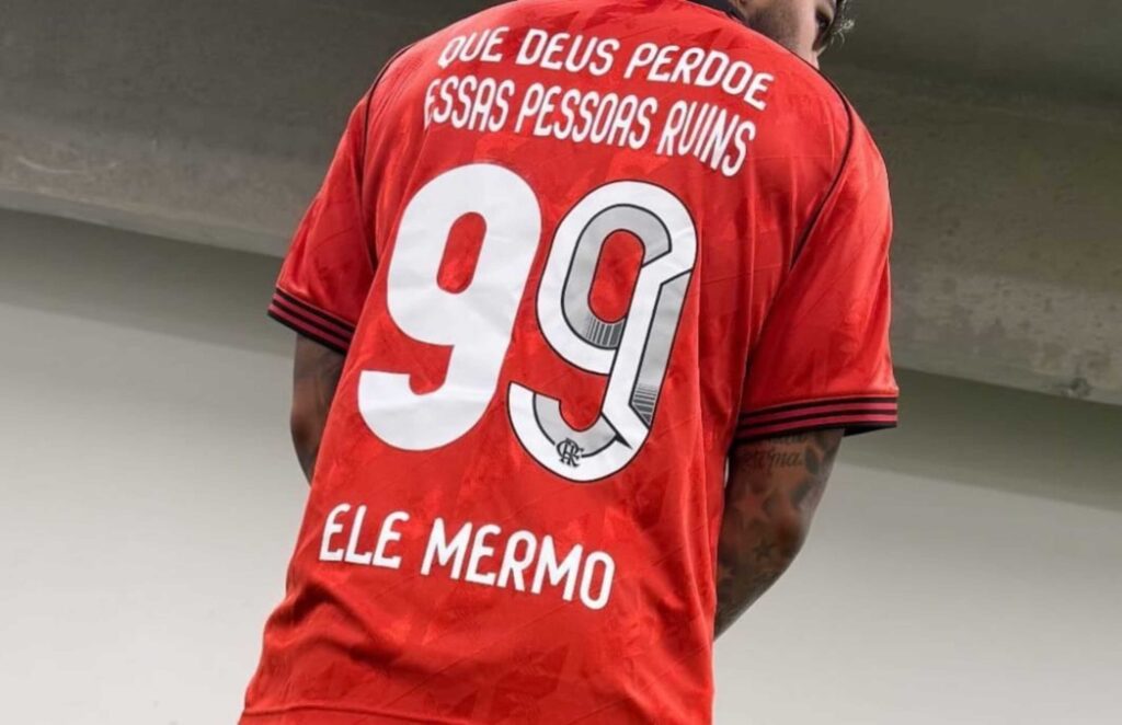 Camisa de Gabigol que resultou no "rebaixamento" de funcionário do Flamengo