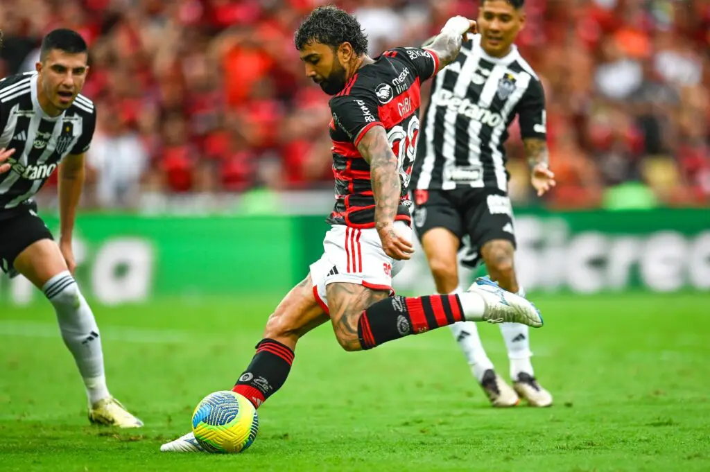 Gabigol finaliza para marcar 3º gol do Flamengo sobre o Atlético-MG na final da Copa do Brasil; partida teve maior renda do Brasil na temporada