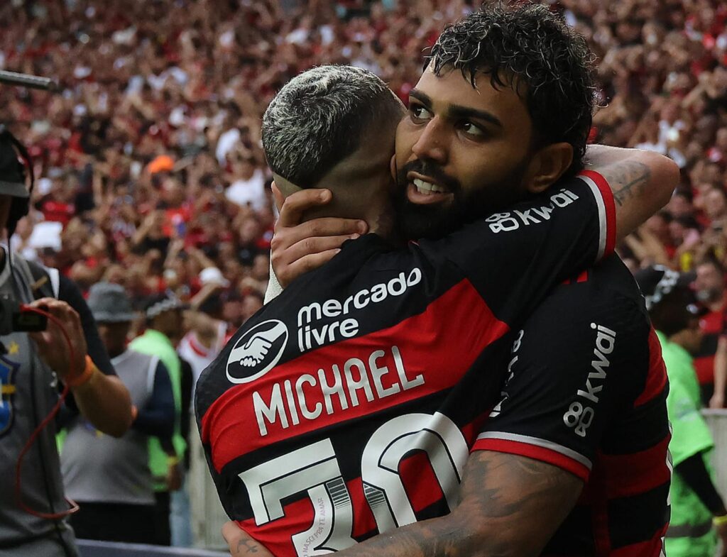 Gabigol abraça Michael ao comemorar gol pelo Flamengo