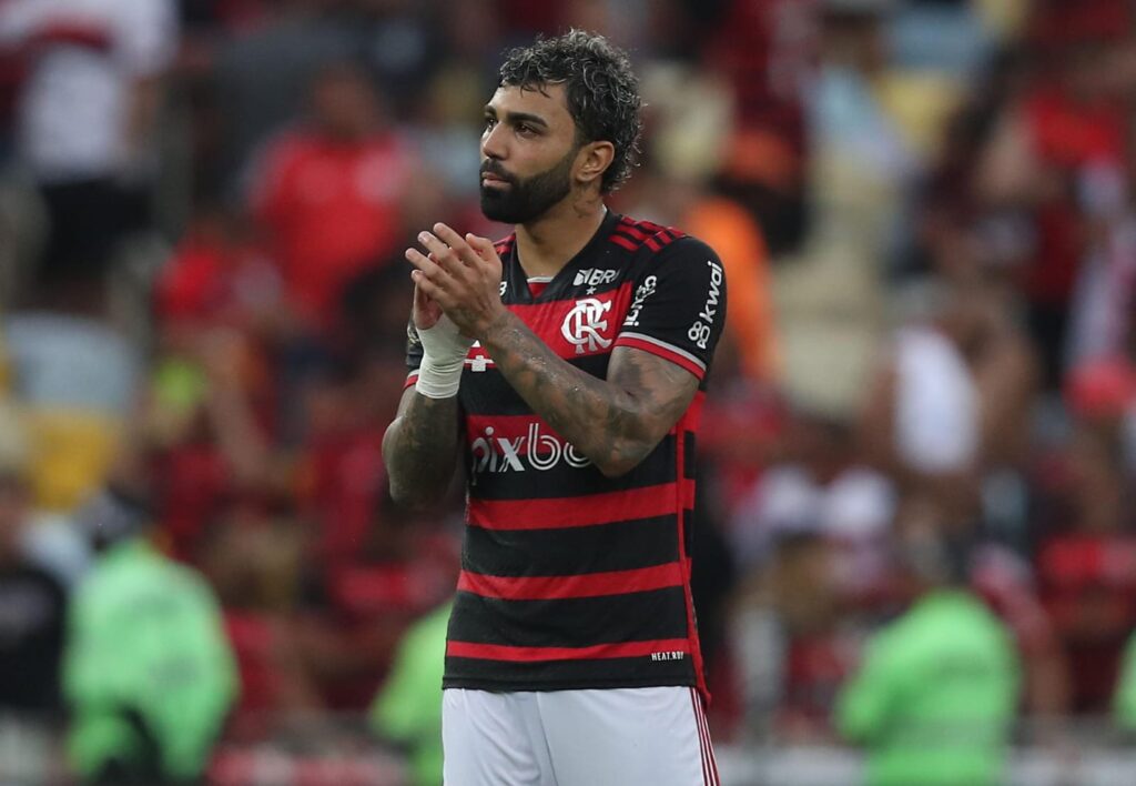 Gabigol aplaude durante jogo do Flamengo