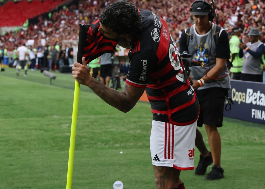 Gabigol beija bandeirinha do Flamengo contra o Atlético-MG