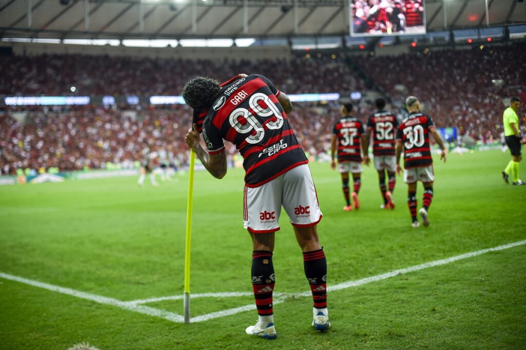 Gabigol beija bandeirinha do Flamengo em jogo vs Atlético-MG na final da Copa do Brasil