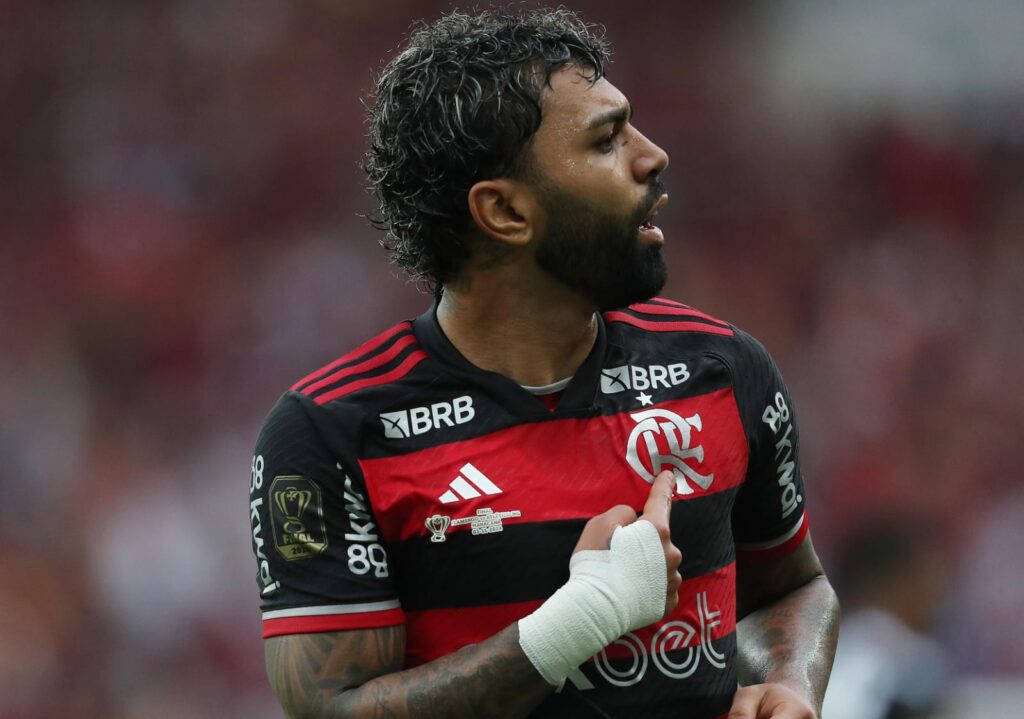 Gabigol comemora gol em final apontando para escudo do Flamengo