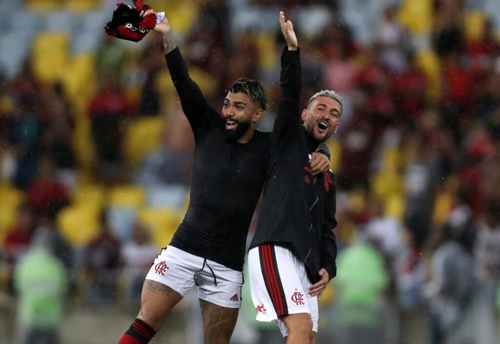 Gabigol e Arrascaeta comemoram vitória do Flamengo