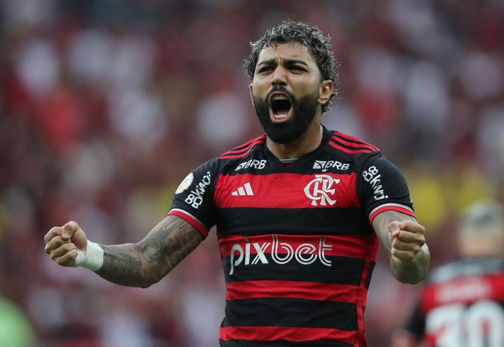 Gabigol vibrando em comemoração pelo Flamengo