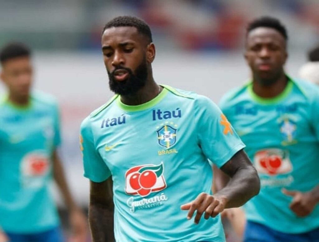 Gerson em treinamento da Seleção Brasileira; meia do Flamengo é cotado para ser titular em Brasil x Uruguai