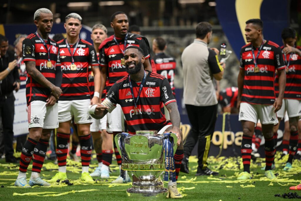 Flamengo recebe Atlético-MG para exibir faixa de campeão