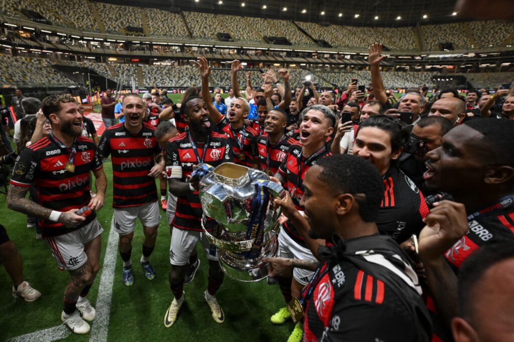 Jogadores do Flamengo com taça da Copa do Brasil; torneio tem impacto nas receitas do clube