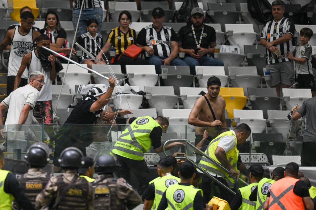 Torcedores do Atlético-MG fazem caos na Arena MRV após derrota para o Flamengo na final da Copa do Brasil; STJD vai pedir interdição do local