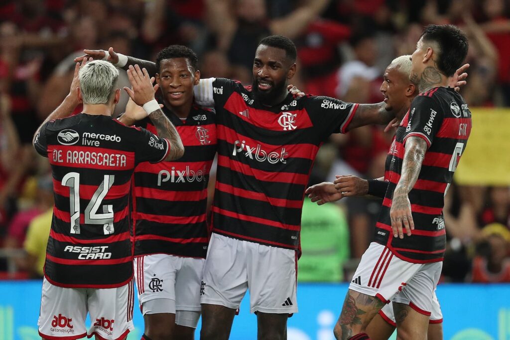 Jogadores do Flamengo comemora gol no Brasileirão; CBF detalhou rodadas 34 a 36