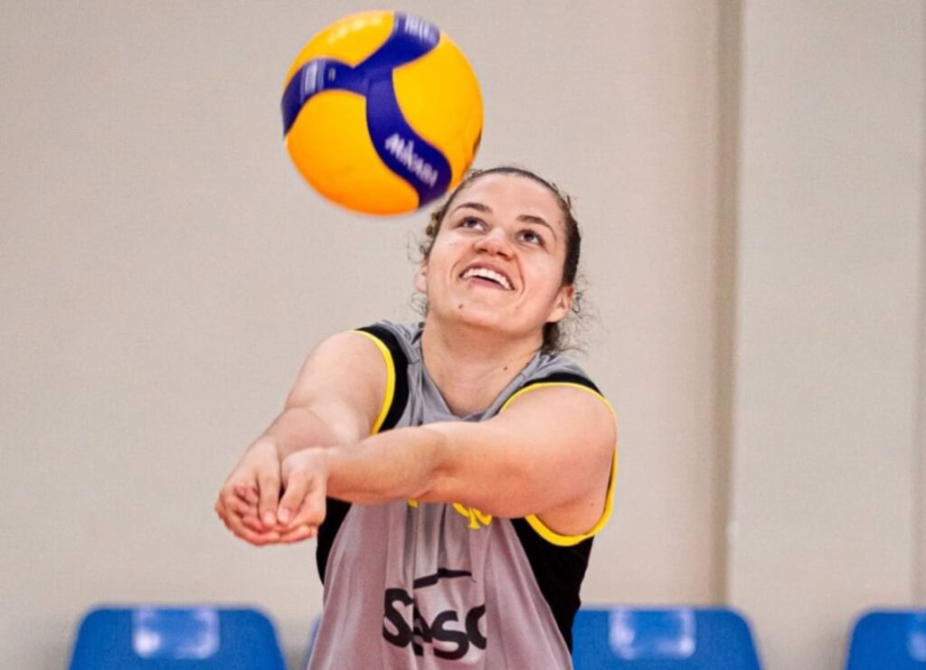 Karina Souza em treino do Sesc Flamengo; ponteira projeta clássico com Osasco na Superliga