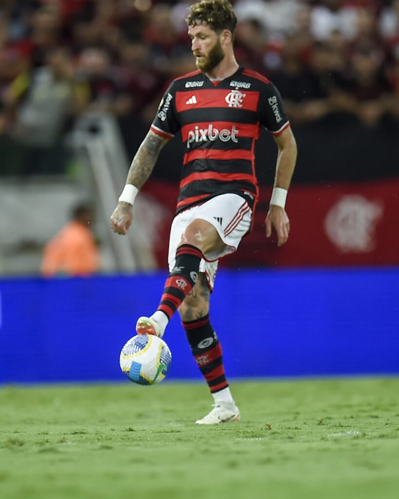 Léo Pereira domina a bola em Cuiabá 1x2 Flamengo, pelo campeonato brasileiro 2024 