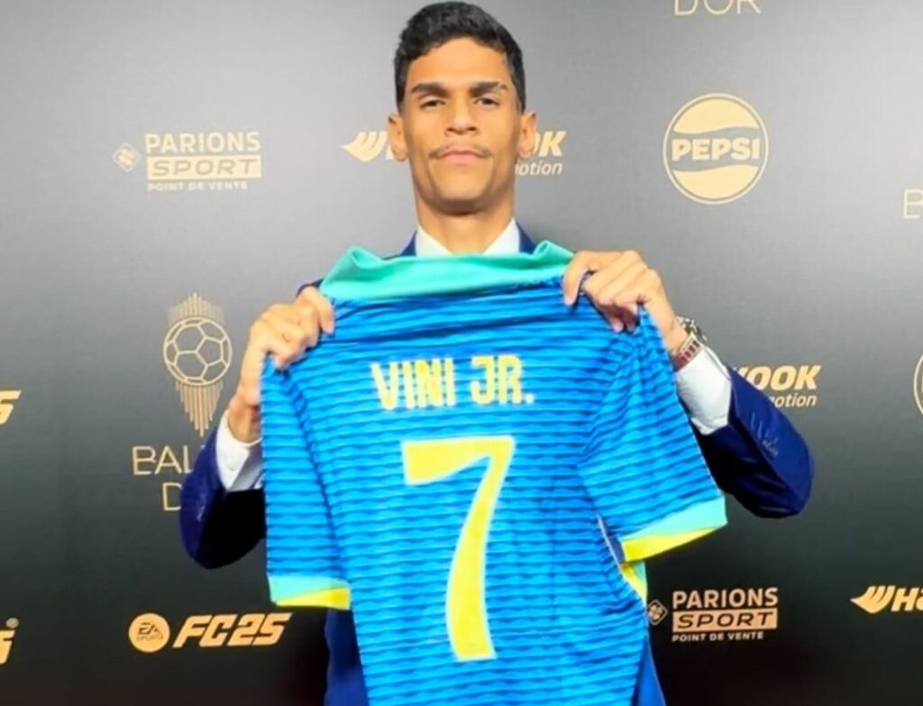 Luva de Pedreiro com camisa de Vini Jr na Bola de Ouro