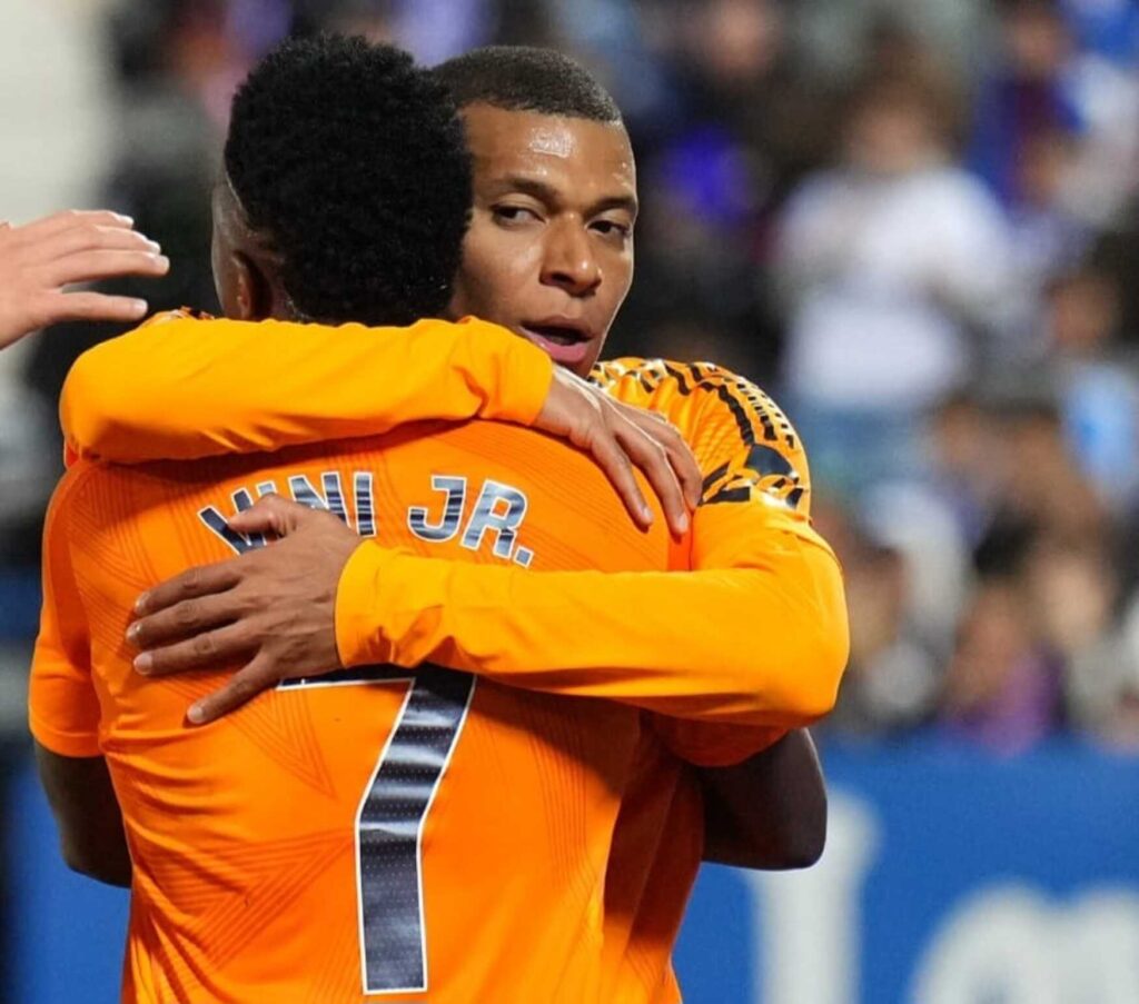 Mbappé e Vini Jr abraçados após gol do francês em Real Madrid x Leganés