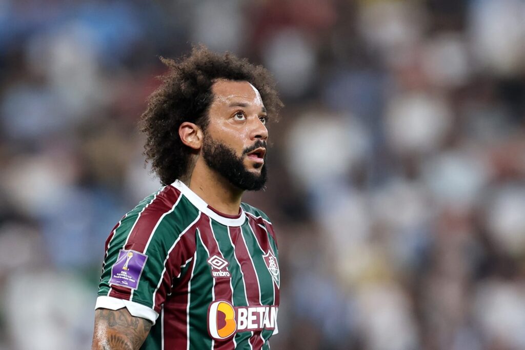 Marcelo olha para cima em jogo do Fluminense