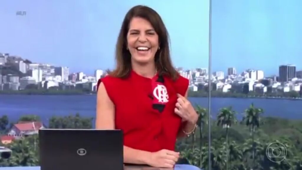 Mariana Gross mostra camisa do Flamengo no RJ TV