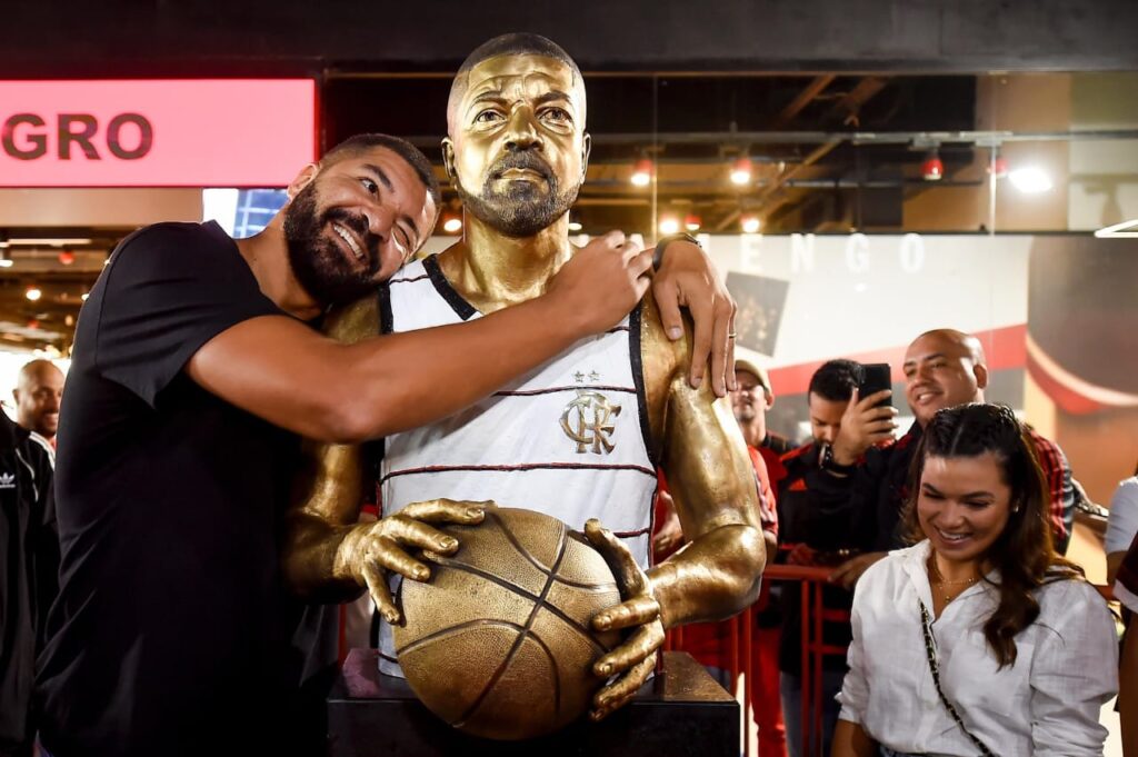 Olivinha abraça busto que ganhou do Flamengo na Gávea