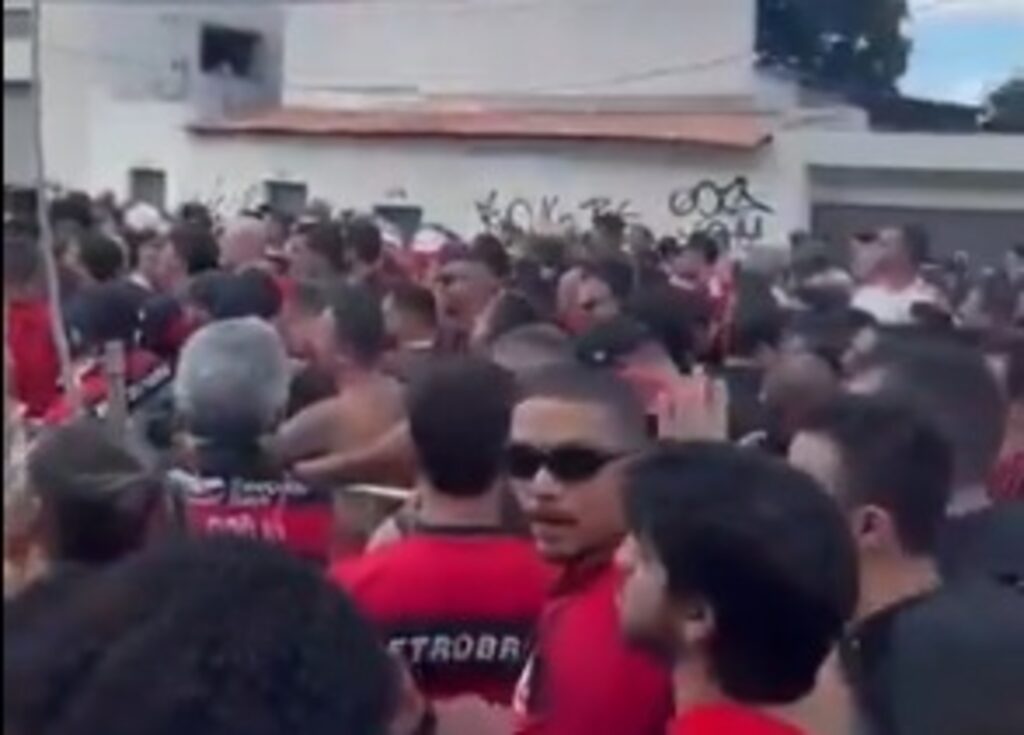 Torcedores do Flamengo aglomerados esperando entrada na Arena MRV para jogo contra o Atlético-MG pela final da Copa do Brasil