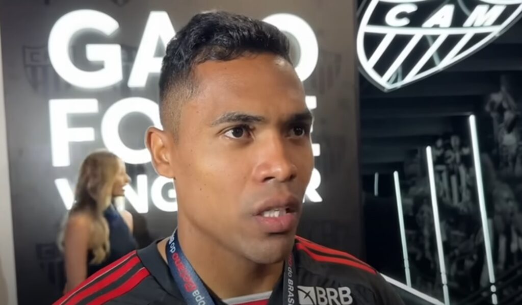 Alex Sandro cita o diferencial de Filipe Luís: ‘Conhece o clube’