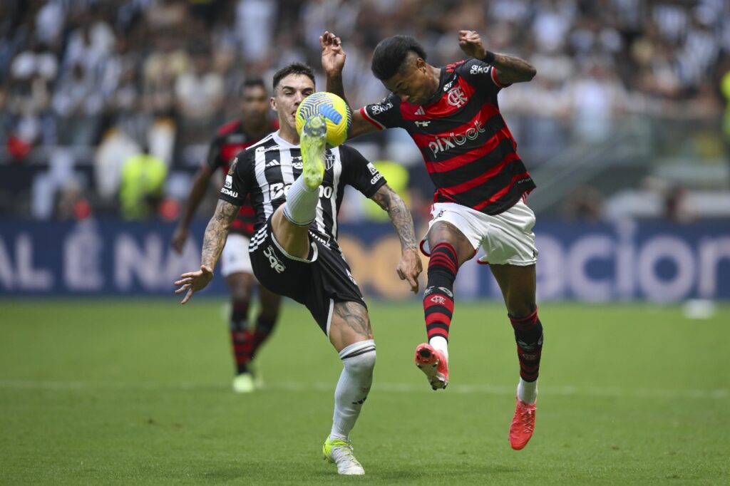 BELO HORIZONTE, BRASIL - 10 DE NOVEMBRO: Renzo Saravia (L) do Atlético Mineiro e Bruno Henrique (R) do Flamengo lutam pela bola durante a partida de volta da final da Copa do Brasil entre Atlético Mineiro e Flamengo no Estádio Arena MRV em 10 de novembro, 2024 em Belo Horizonte, Brasil.