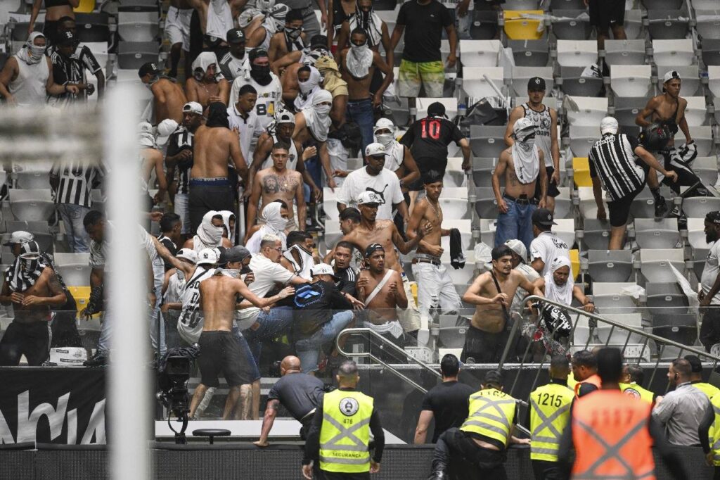 BELO HORIZONTE, BRASIL - 10 DE NOVEMBRO: (NOTA DO EDITOR: A imagem retrata conteúdo gráfico) Torcedores do Atlético Mineiro brigam após a partida entre Atlético Mineiro e Flamengo na Final: Copa do Brasil 2024 na Arena MRV Stadium em 10 de novembro de 2024 em Belo Horizonte, Brasil.