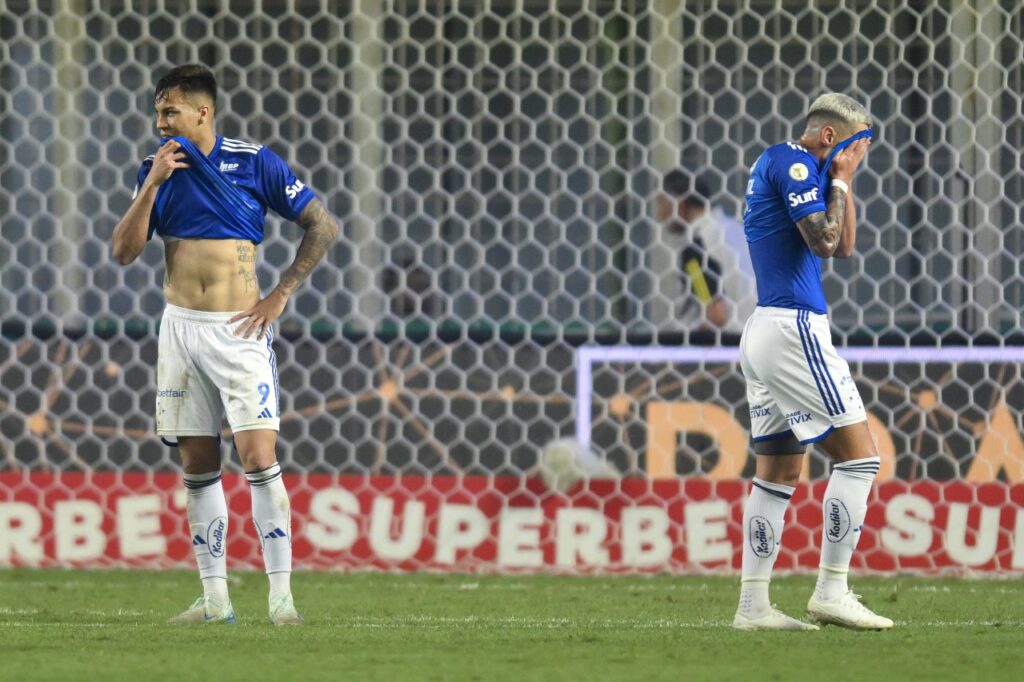 Kaio Jorge (L) e Mateus Vital (R) do Cruzeiro reagem após perder a partida entre Cruzeiro e Flamengo no Brasileirão 2024 no Estádio Arena Independência em 6 de novembro de 2024 em Belo Horizonte, Brasil.