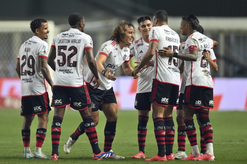 ELO HORIZONTE, BRASIL - 6 DE NOVEMBRO: David Luiz (C) do Flamengo comemora com os companheiros após marcar o primeiro gol de seu time durante a partida entre Cruzeiro e Flamengo no Brasileirão 2024, no Estádio Arena Independência, em 6 de novembro de 2024, em Belo Horizonte