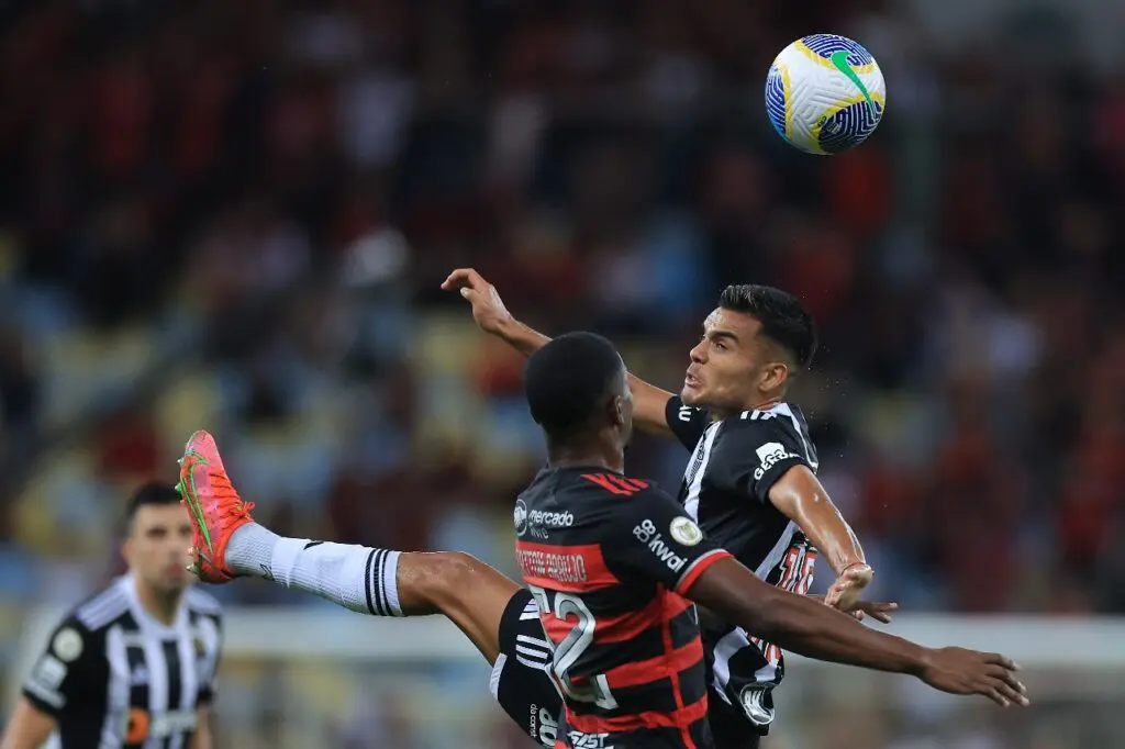 RIO DE JANEIRO, BRASIL - 13 DE NOVEMBRO: 18atl disputa a bola durante a partida entre Flamengo e Atlético Mineiro como parte do Brasileirão 2024 no Estádio do Maracanã em 13 de novembro de 2024 no Rio de Janeiro, Brasil.