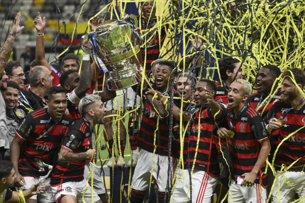 Jogadores do Flamengo erguem o troféu de campeão da Copa do Brasil