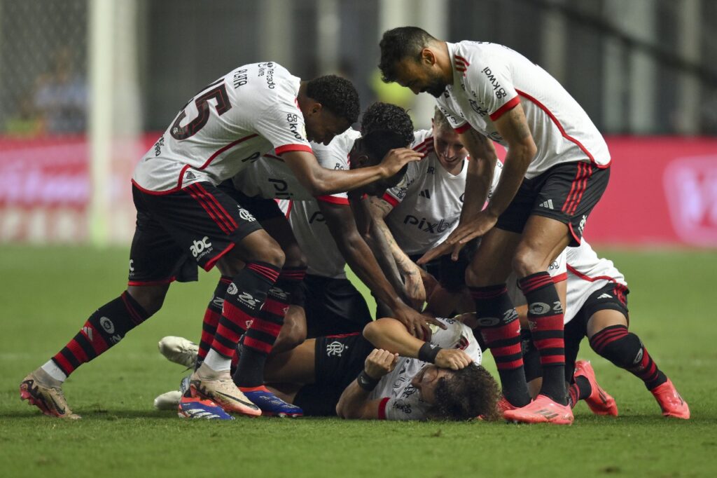 BELO HORIZONTE, BRASIL - 6 DE NOVEMBRO: David Luiz (C) do Flamengo comemora com os companheiros após marcar o primeiro gol de seu time durante a partida entre Cruzeiro e Flamengo no Brasileirão 2024, no Estádio Arena Independência, em 6 de novembro de 2024, em Belo Horizonte