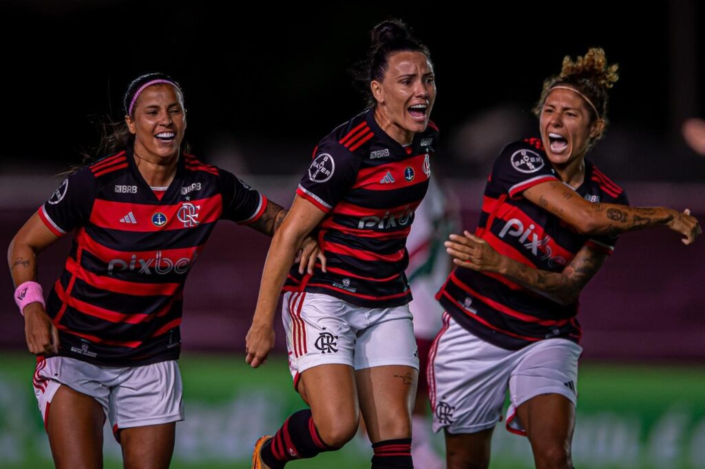 Fabi Simões, Jucinara e Cristiane comemorando gol do Flamengo