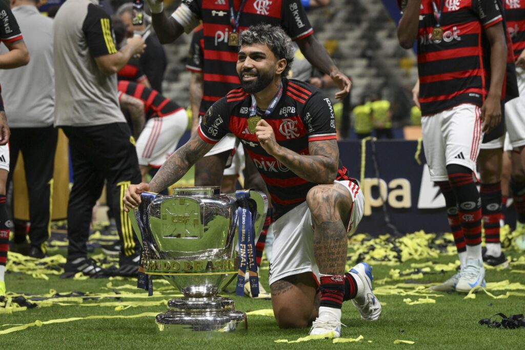 Gabigol, posa para foto com o troféu após a partida de volta da final da Copa do Brasil entre Atlético Mineiro e Flamengo