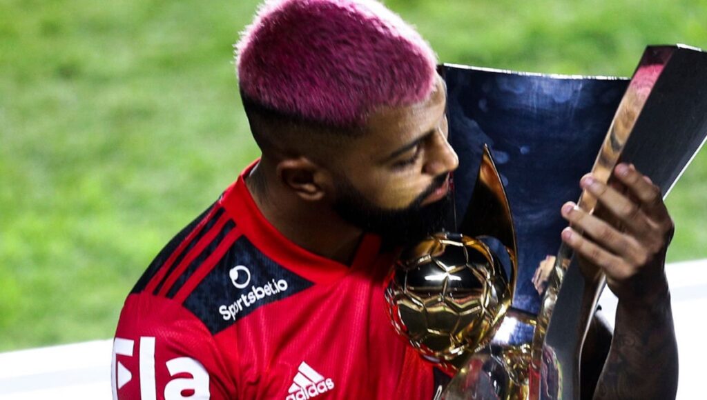 gabigol com a taça do brasileirão pelo flamengo