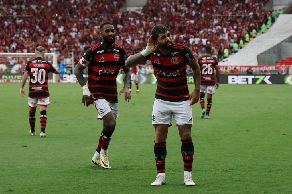 Gabigol, do Flamengo, comemora com Gerson Santos após marcar o terceiro gol de sua equipe durante a partida de ida da final da Copa do Brasil entre Flamengo e Atlético Mineiro, no Estádio do Maracanã