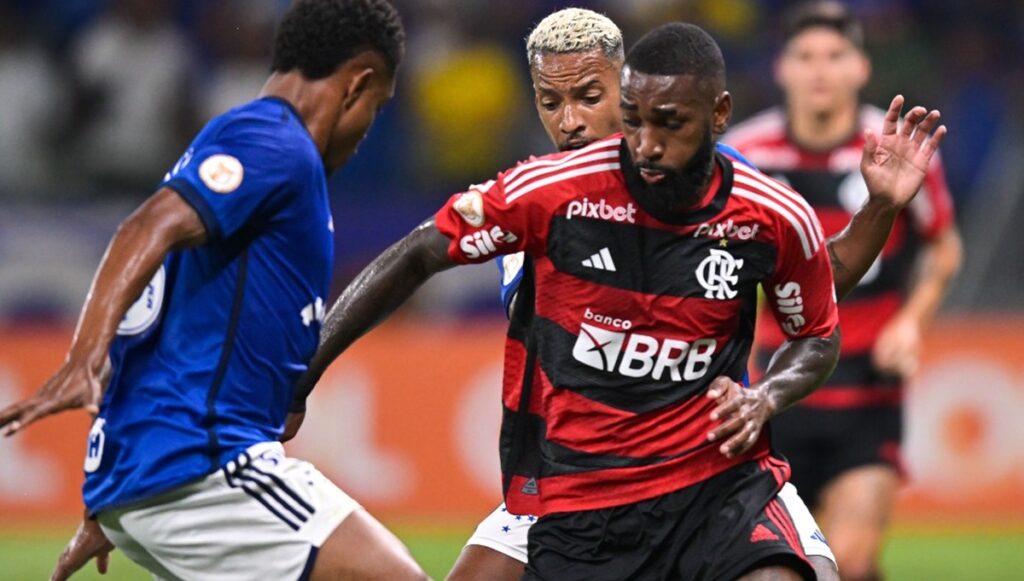 gerson disputa em jogo do flamengo contra o cruzeiro