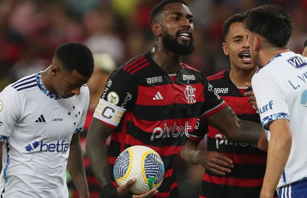 gerson e allan em jogo do flamengo contra o cruzeiro