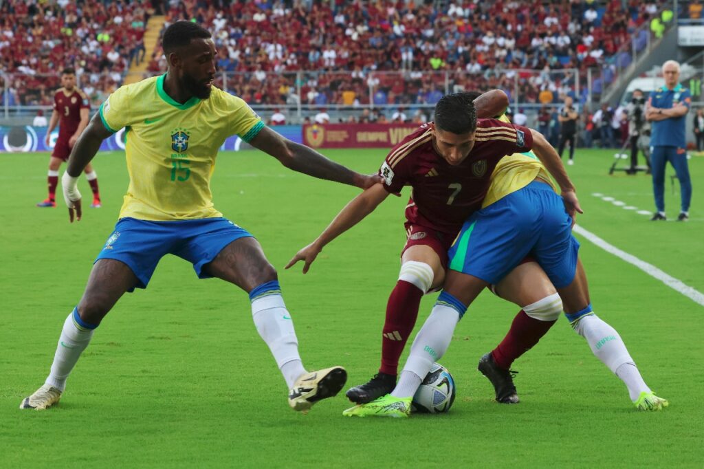 MATURIN, VENEZUELA - 14 DE NOVEMBRO: Jefferson Savarino, da Venezuela, disputa a posse de bola com Gerson e Abner, do Brasil, durante a partida das Eliminatórias da Copa do Mundo da FIFA 2026 da América do Sul entre Venezuela e Brasil no Estádio Monumental de Maturin, em 14 de novembro de 2024 em Maturin, Venezuela.