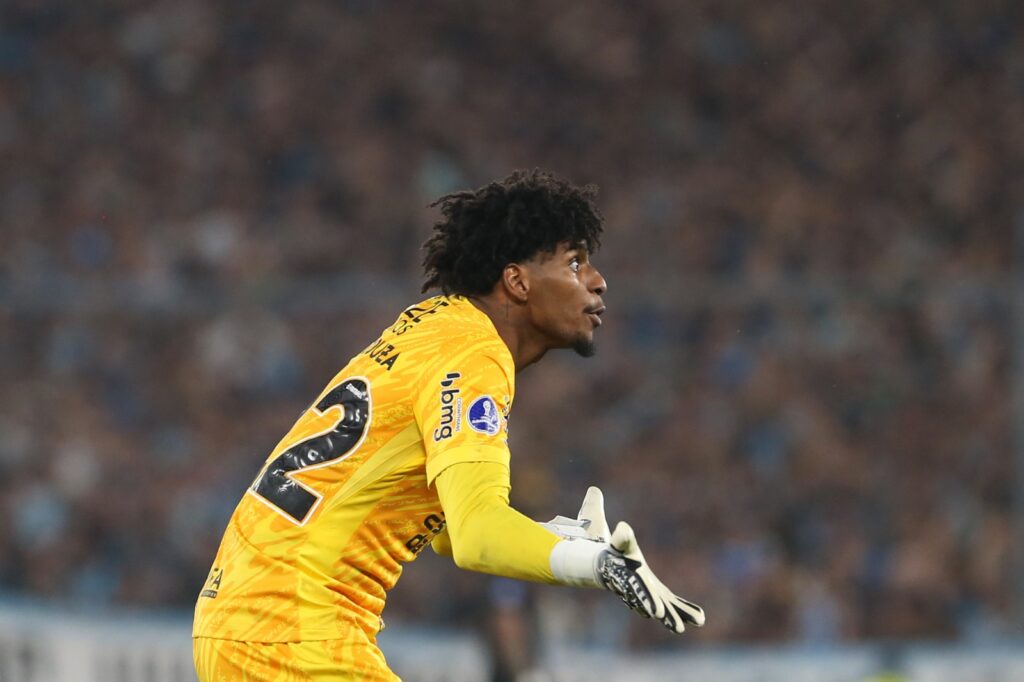 Hugo Souza, do Corinthians, reage durante a partida de volta da semifinal da Copa CONMEBOL Sul-Americana 2024 entre Racing Club e Corinthians