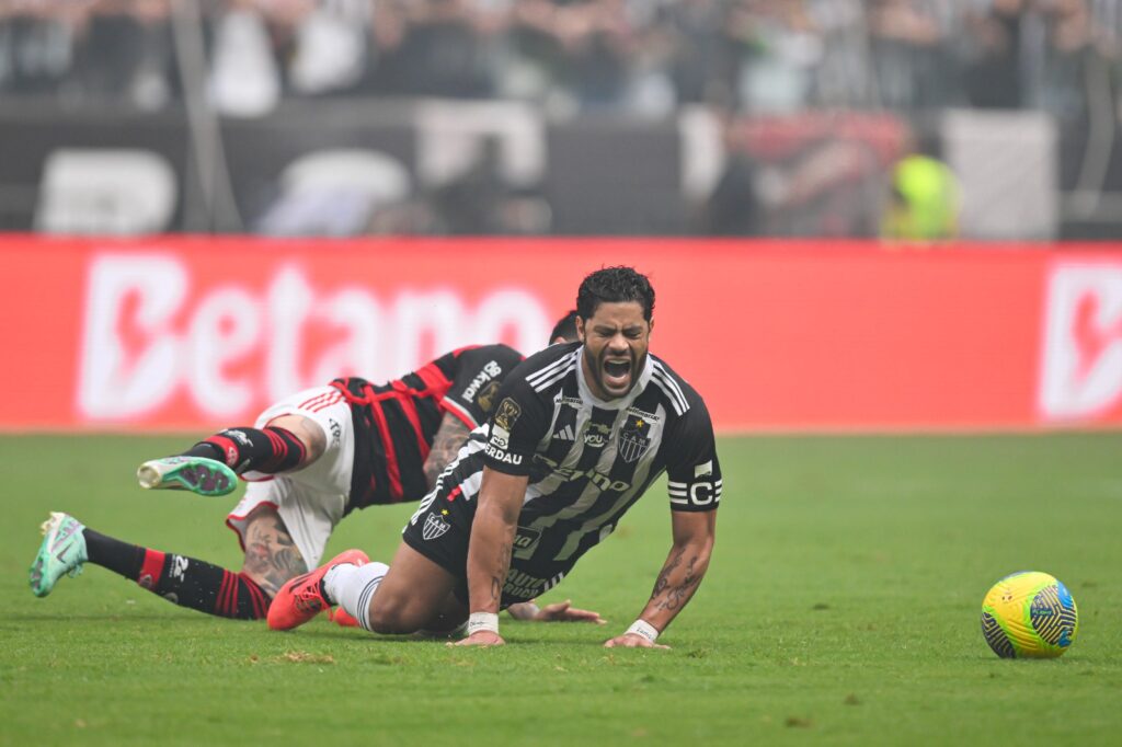 Hulk do Atlético Mineiro e Erick Pulgar do Flamengo brigam pela bola na final da Copa do Brasil