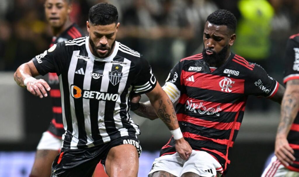 hulk disputa bola em jogo entre flamengo e atlético mg