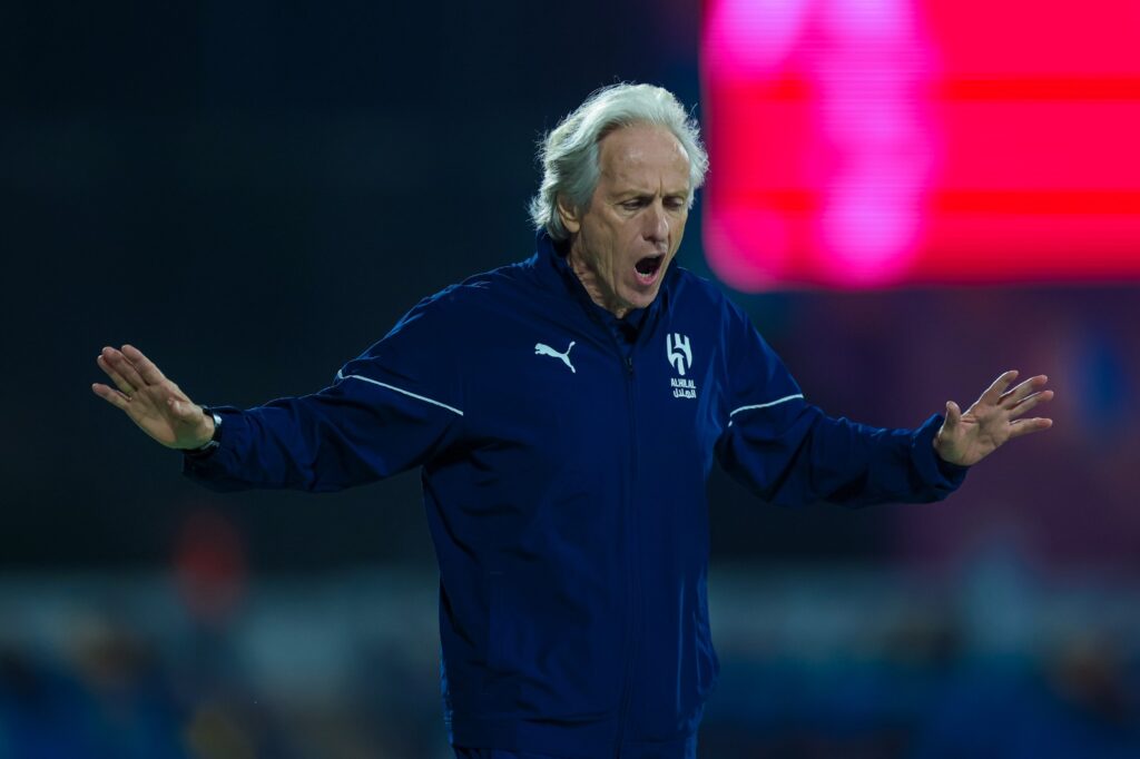 Jorge Jesus, técnico do Al Hilal, reage durante a final da Supercopa Saudita entre Al Nassr e Al Hilal