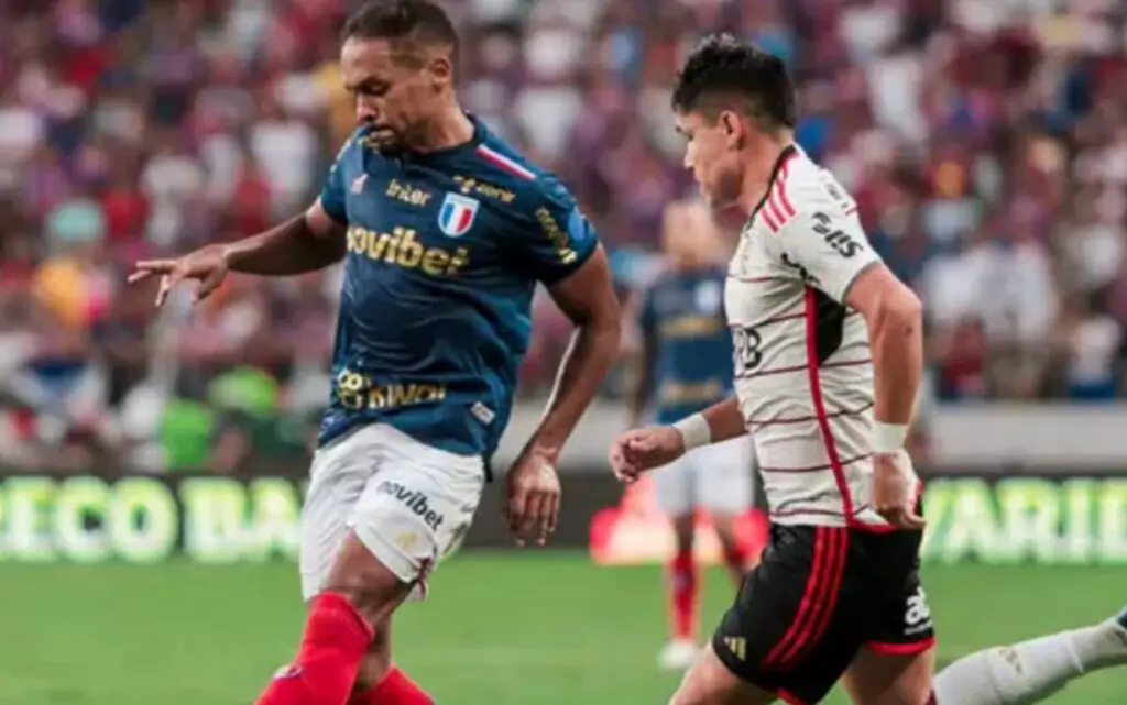 luiz araújo em jogo do flamengo contra o fortaleza