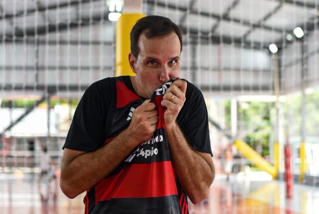 Marcelinho Machado beijando o escudo do Flamengo.