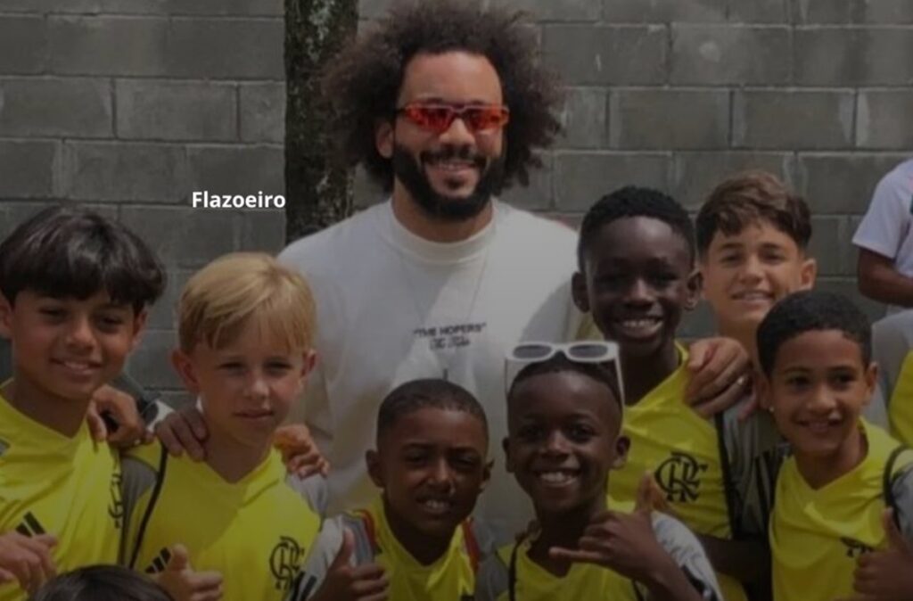 marcelo ex-fluminense tira foto com jogadores do flamengo sub-10