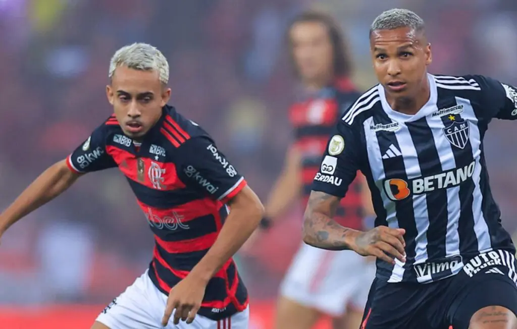 matheus gonçalves em disputa com deyverson em flamengo x atletico mg