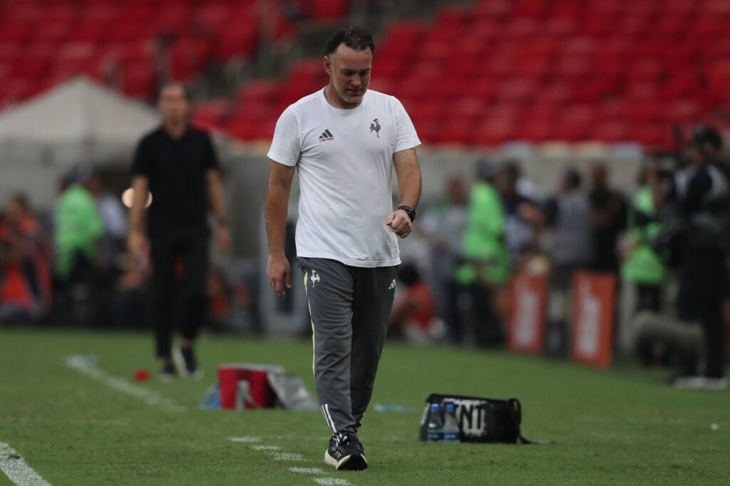 O técnico Gabriel Milito, do Atlético Mineiro, olha para baixo durante a partida de ida da final da Copa do Brasil entre Flamengo e Atlético Mineiro no Estádio do Maracanã