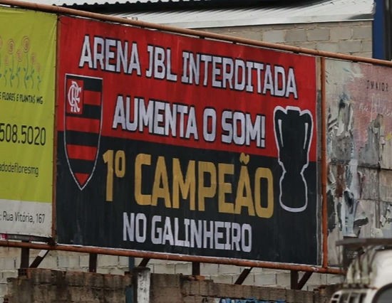 Torcida do Flamengo zoa Atlético-MG com outdoor na Grande BH