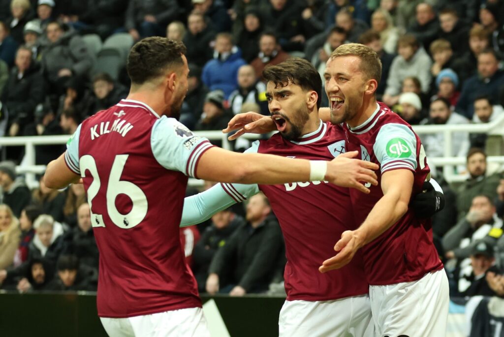 NEWCASTLE UPON TYNE, INGLATERRA - 25 DE NOVEMBRO: Tomas Soucek do West Ham United (D) comemora o primeiro gol de sua equipe com os companheiros Lucas Paquetá (C) e Max Kilman durante a partida da Premier League entre Newcastle United FC e West Ham United FC no St. James' Park em 25 de novembro de 2024 em Newcastle upon Tyne, Inglaterra.