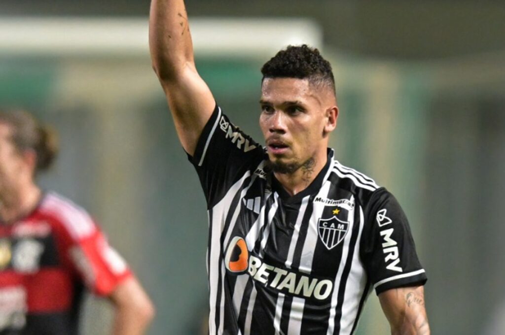 paulinho em jogo do atlético mg contra o flamengo em 2023