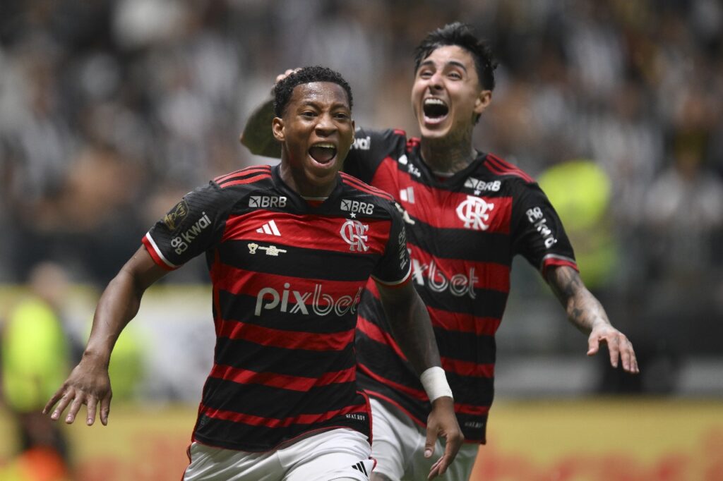 Gonzalo Plata comemora gol contra o Atlético-MG na final da Copa do Brasil 2024 ao lado de Pulgar